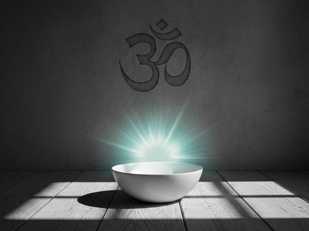 Pusta, biała misa na drewnianej podłodze, z turkusową poświatą energii prany unoszącą się nad nią. Na ścianie za misą widnieje symbol Om. Scena jest minimalistyczna, oświetlona subtelnym światłem rzucającym długie cienie, z wysokim kontrastem